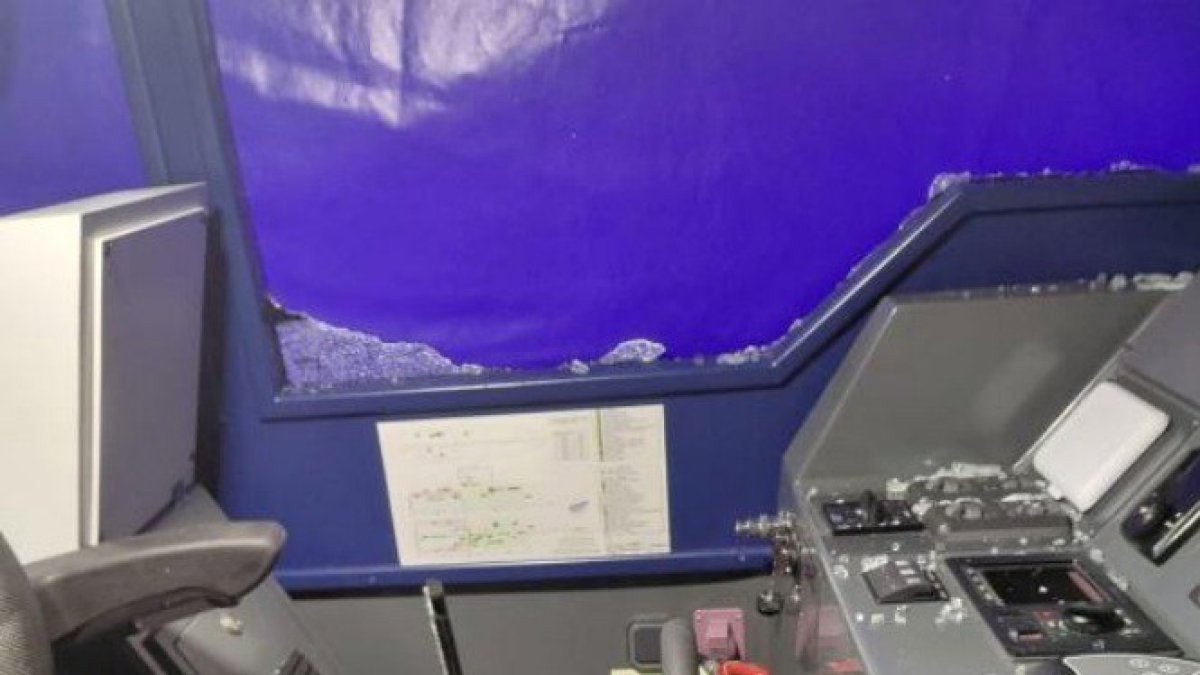 Daños en la embarcación 'Audaz' durante una persecución a una 'narcolancha' en aguas próximas a Almería.