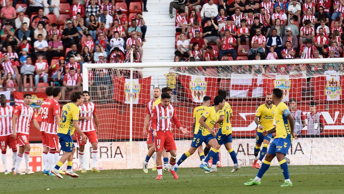 Las Palmas toma vida en el Mediterráneo a costa de un Almería de cristal.