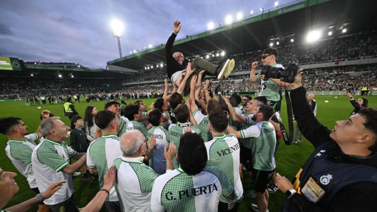 Los jugadores del Racing mantean a su entrenador.