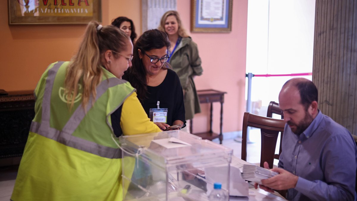 Una integrante de Correos llega a la mesa electoral para entregar los votos ejercido por este método, en una imagen de archivo.