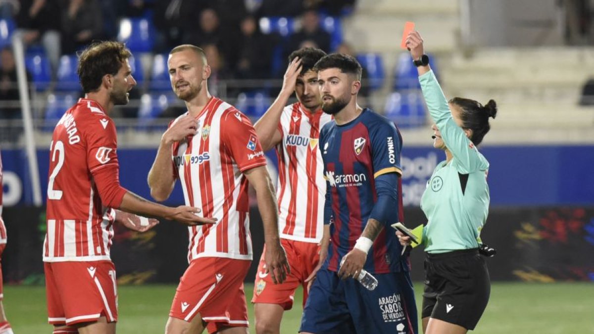 El Almería también ha sufrido arbitrajes polémicos y ha cerrado el pico.