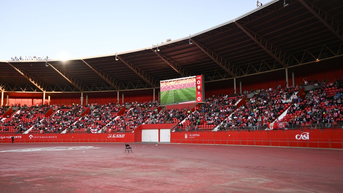La distancia de los aficionados con el terreno de juego es enorme.