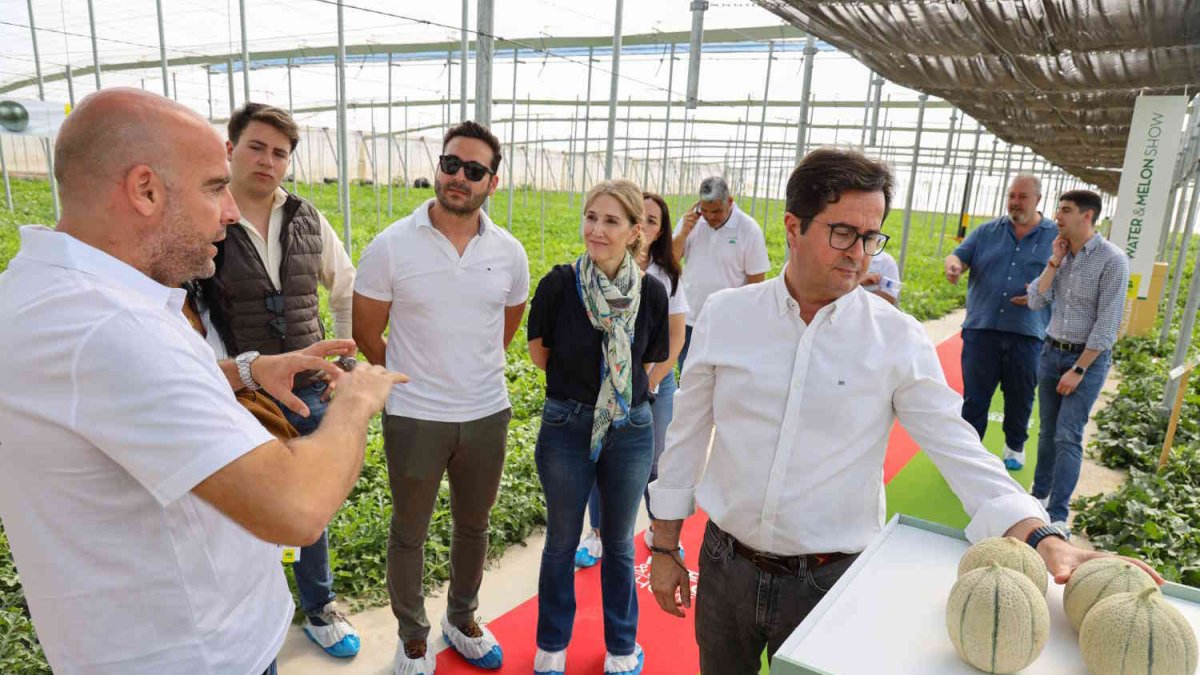 El alcalde de El Ejido, Francisco Góngora, junto al concejal de Agricultura, Manuel Martínez, y los ediles José Francisco Rivera, Julia Ibáñez y David Fernández, han visitado las instalaciones