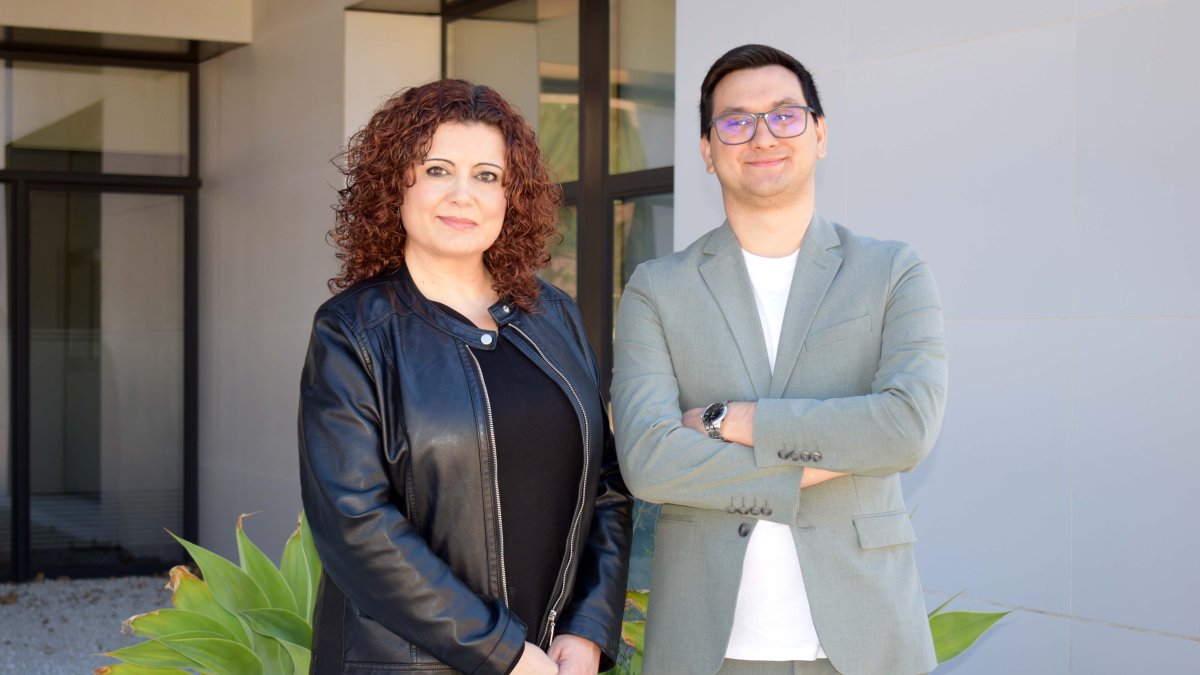 Mónica Fernández y Adrian Florin, directores del curso de verano ‘Revolución agrícola y movilización social en el origen del mar de plástico’.