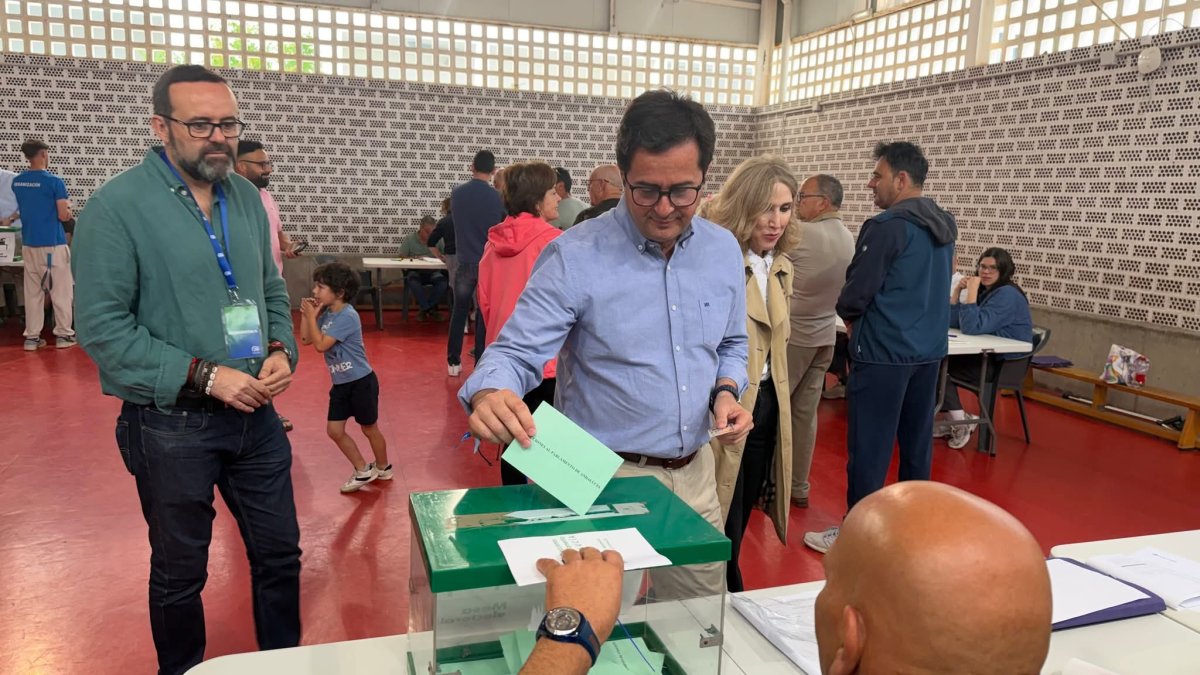 El alcalde de El Ejido, Francisco Góngora, votando durante las elecciones.