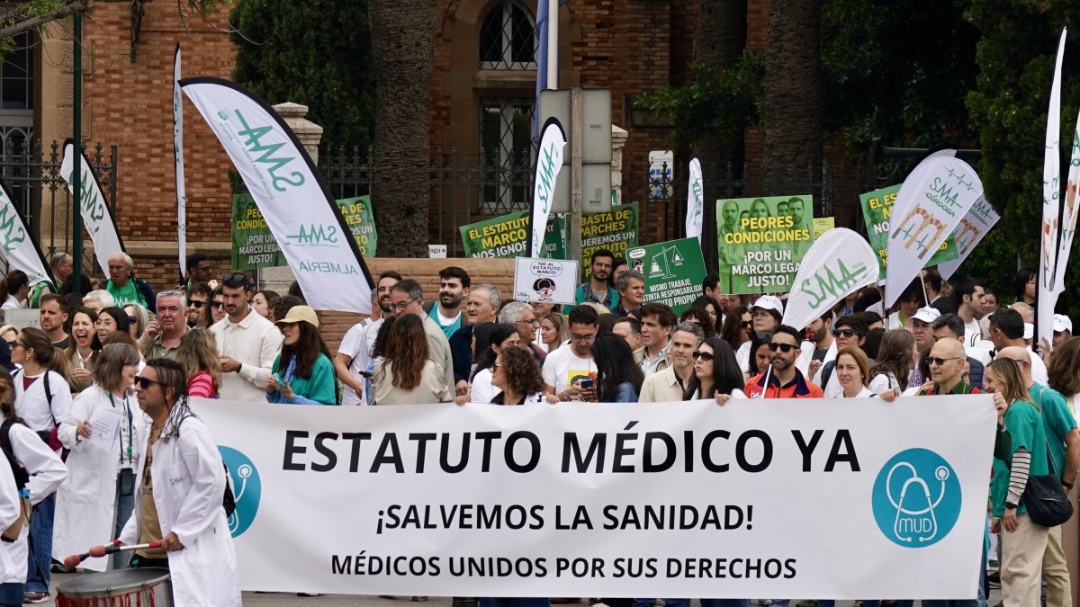 Facultativos en la manifestación de abril en Málaga.