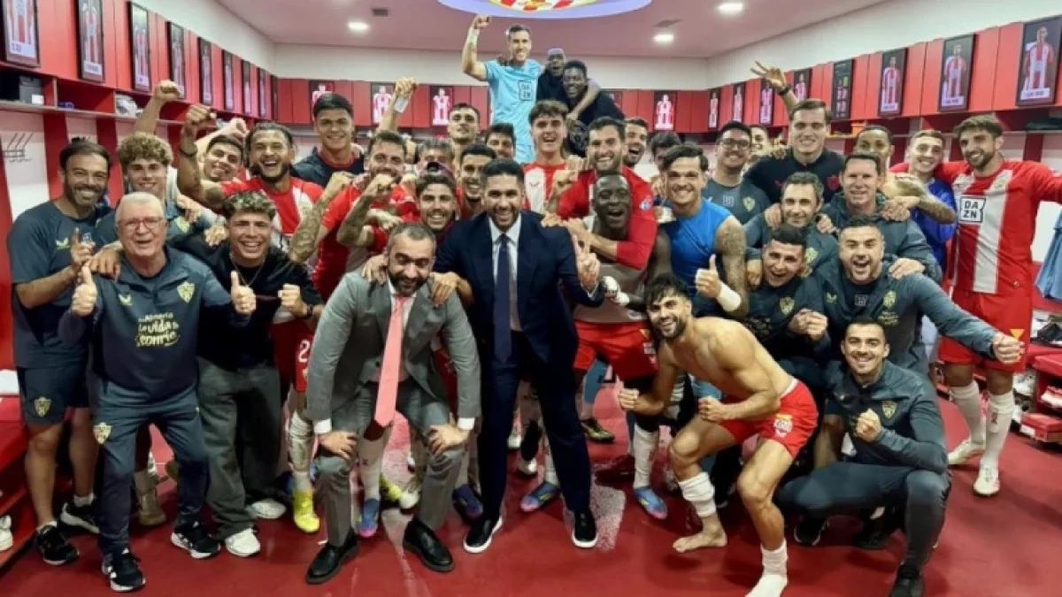 Al-Khereiji y El Assy posan con el Almería del último Play Off donde no pasaron la primera ronda.