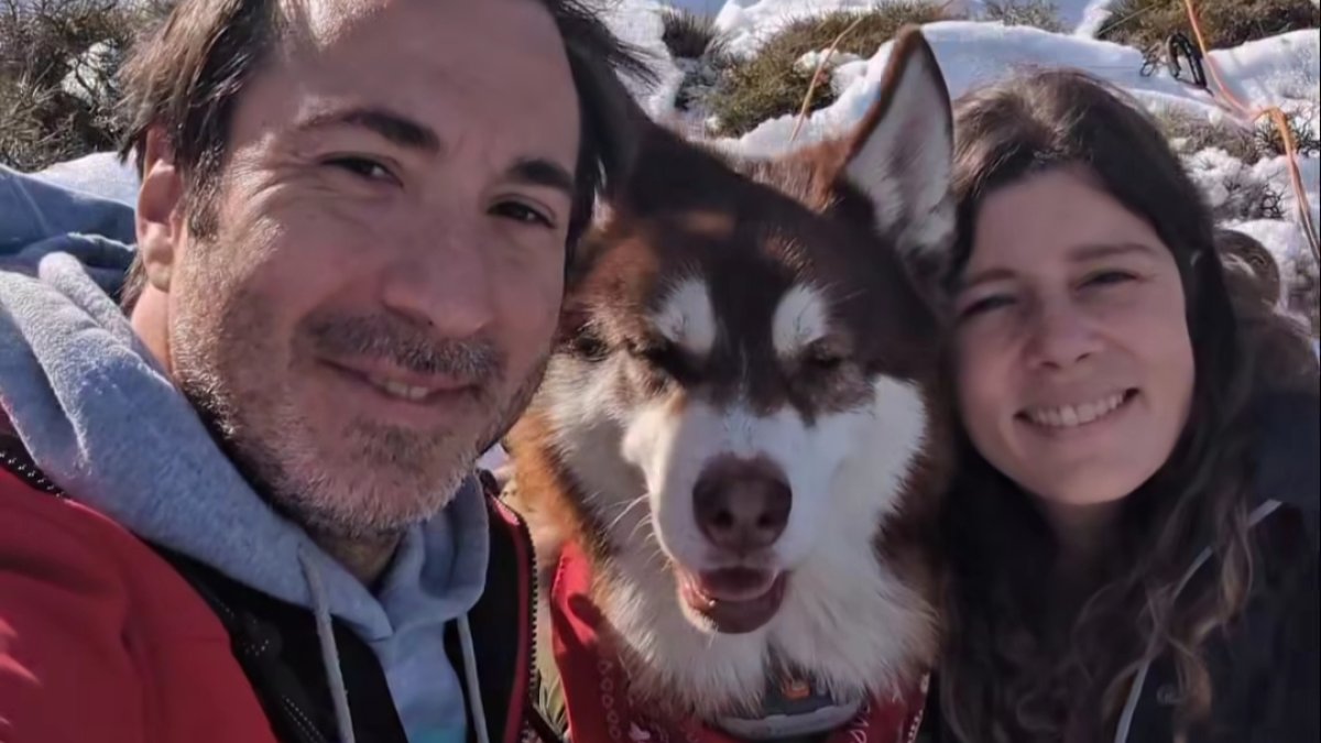 Esther e Iván junto a su inseparable husky Bagán.