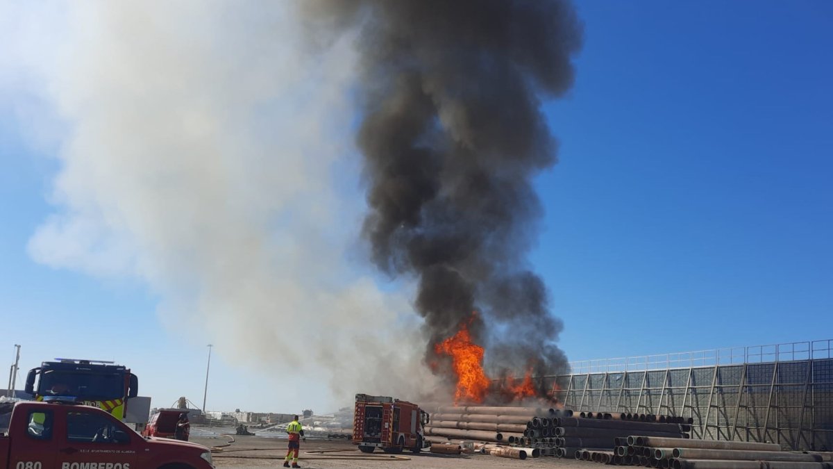 Incendio declarado en el Muelle de Pechina del Puerto de Almería.