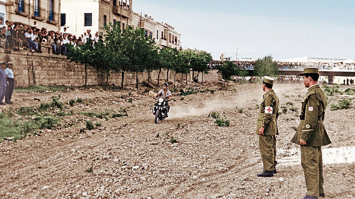 Dos voluntarios de la Cruz Roja, en un servicio en la Rambla de Almería donde se organizaban pruebas de motos en los días de Feria.