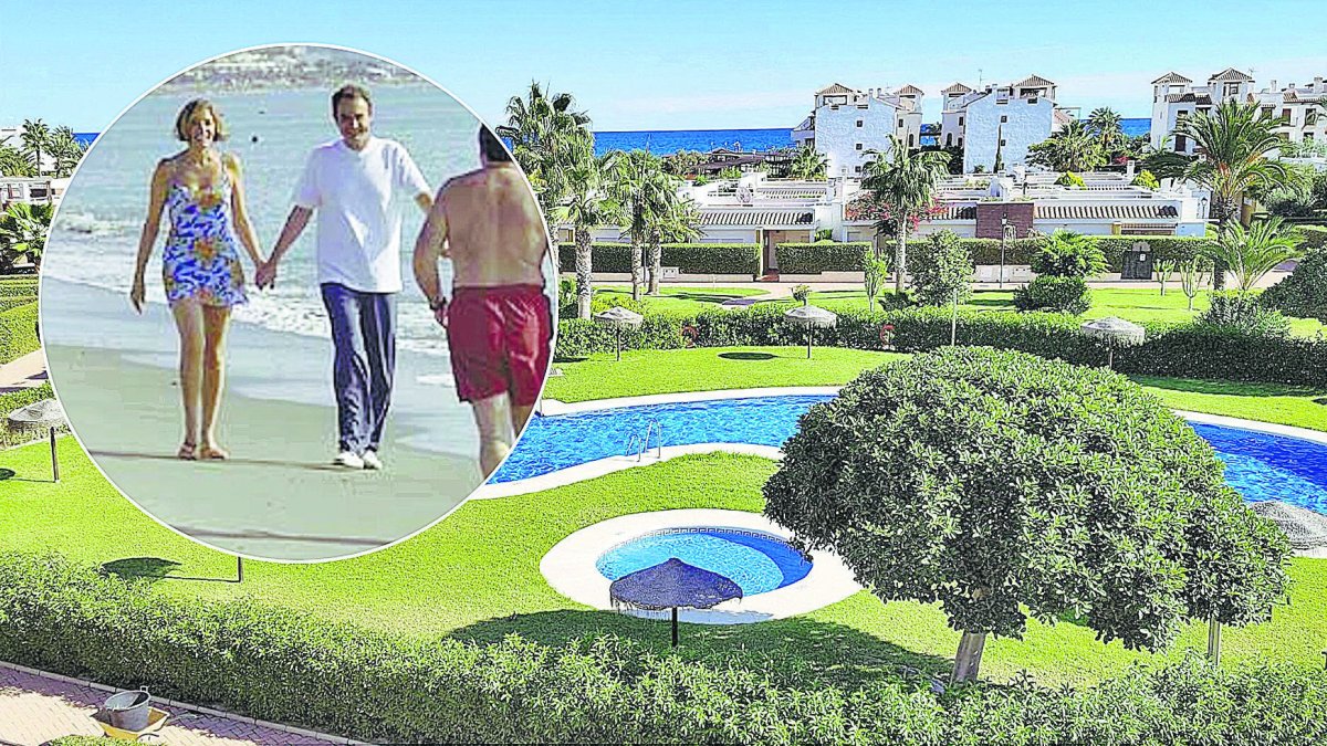 La urbanización El Mirador de Vera, frente al playazo, y arriba, imagen de Zapatero y su mujer por esa playa en el año 2002.