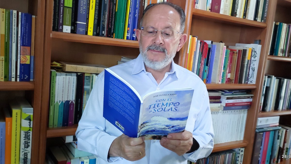 José Tuvilla, con su poemario.