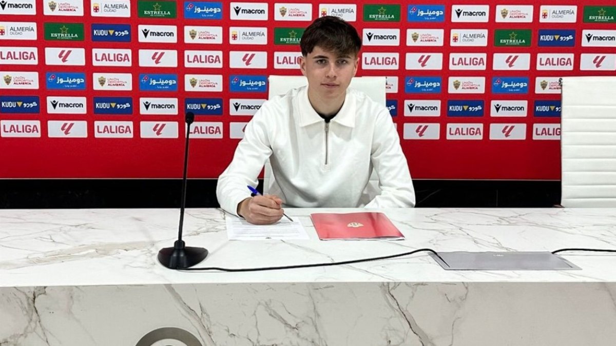 Ramón Martos firmando su compromiso con el Almería.
