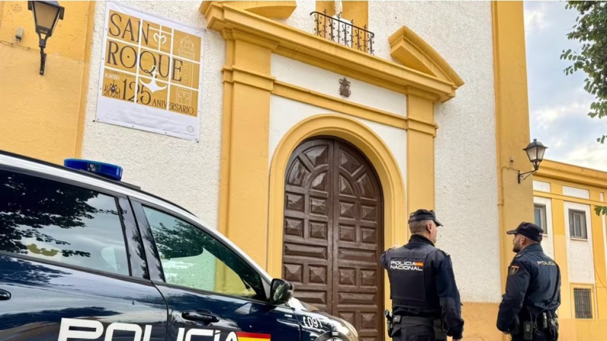 Agentes de Policía Nacional frente a la Iglesia de San Roque de Almería.