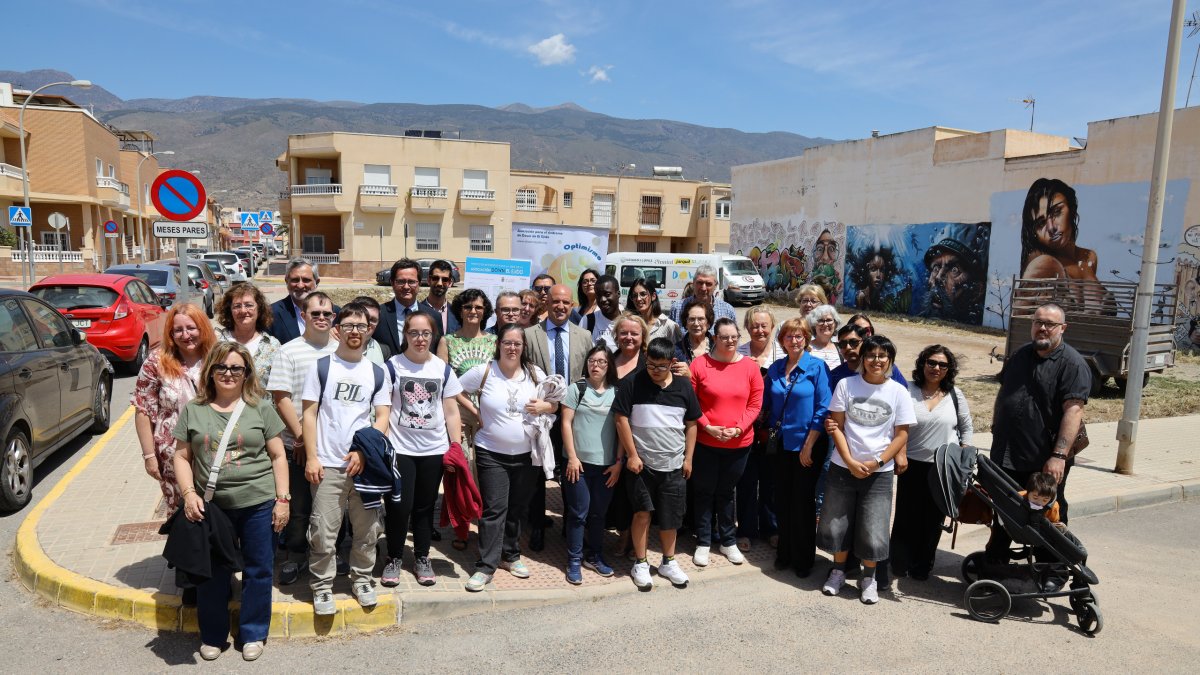 Diputación y Ayuntamiento entregan a Down El Ejido el proyecto de su nueva sede