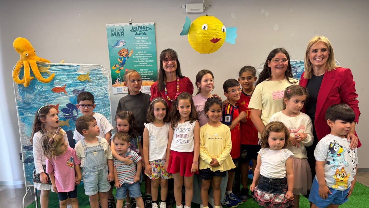 Paula Mandarina, Emilia Alvarez y los niños y niñas.