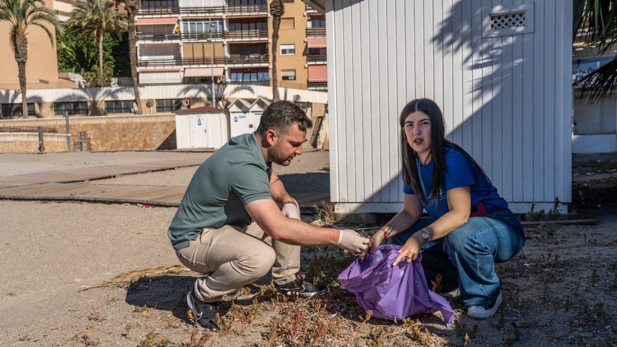 Imagen de recogida de residuos en una playa de Roquetas de Mar.