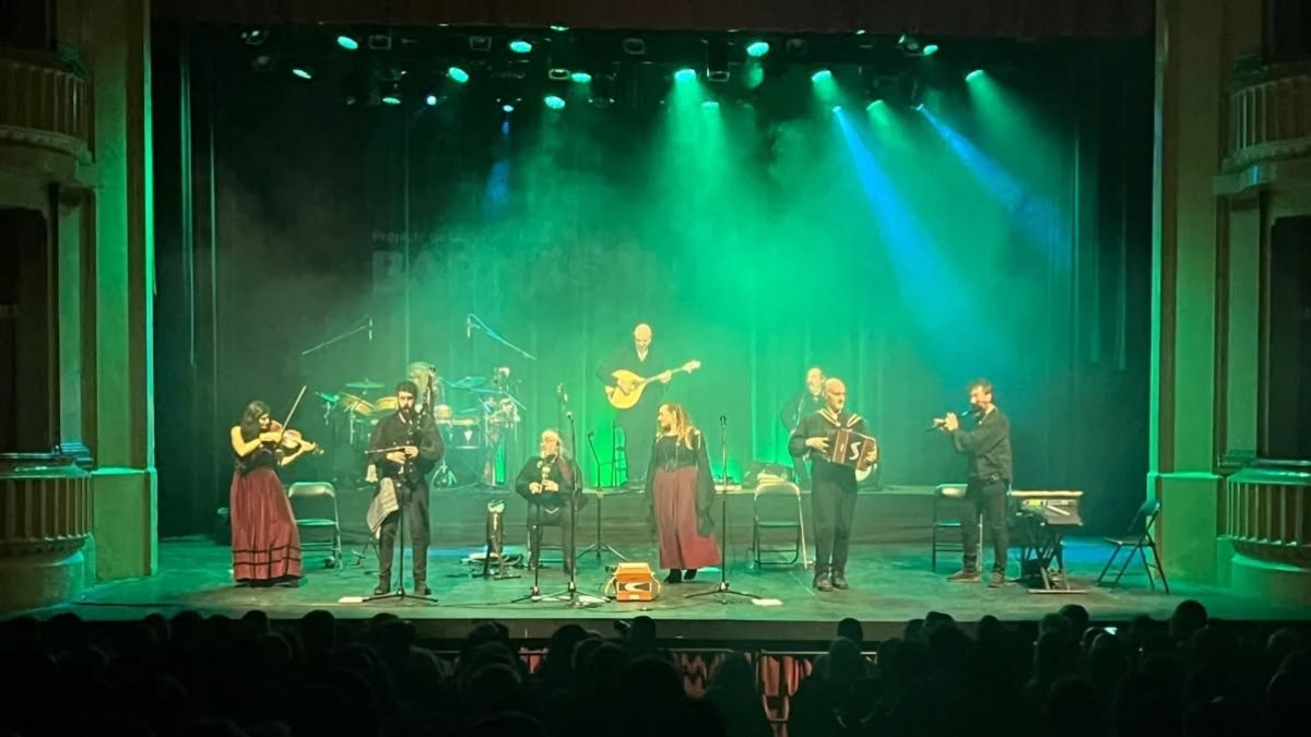 Los integrantes de Luar na Lubre, en plena actuación, combinando tradición y modernidad sobre el escenario.