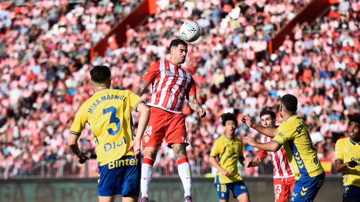 El '9' Miguel es el alma del Almería en el ataque rojiblanco por su compromiso, profesionalidad y entrega.
