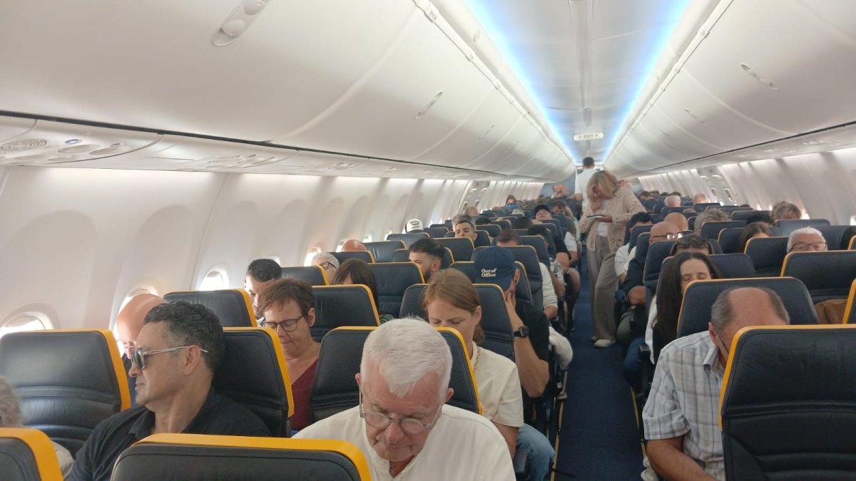 Decenas de pasajeros en el interior del avión Almería-Bruselas.