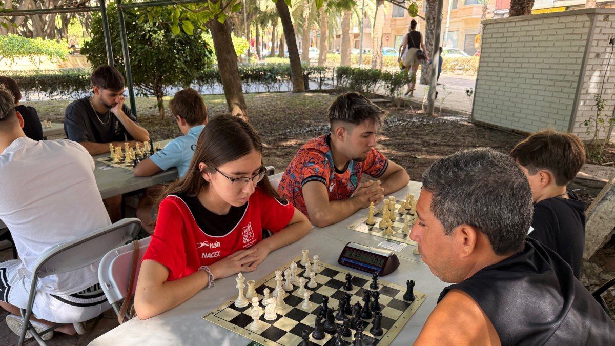 El Ayuntamiento de Almería licita nuevas mesas de ajedrez y ping pong por más de 35.000 euros