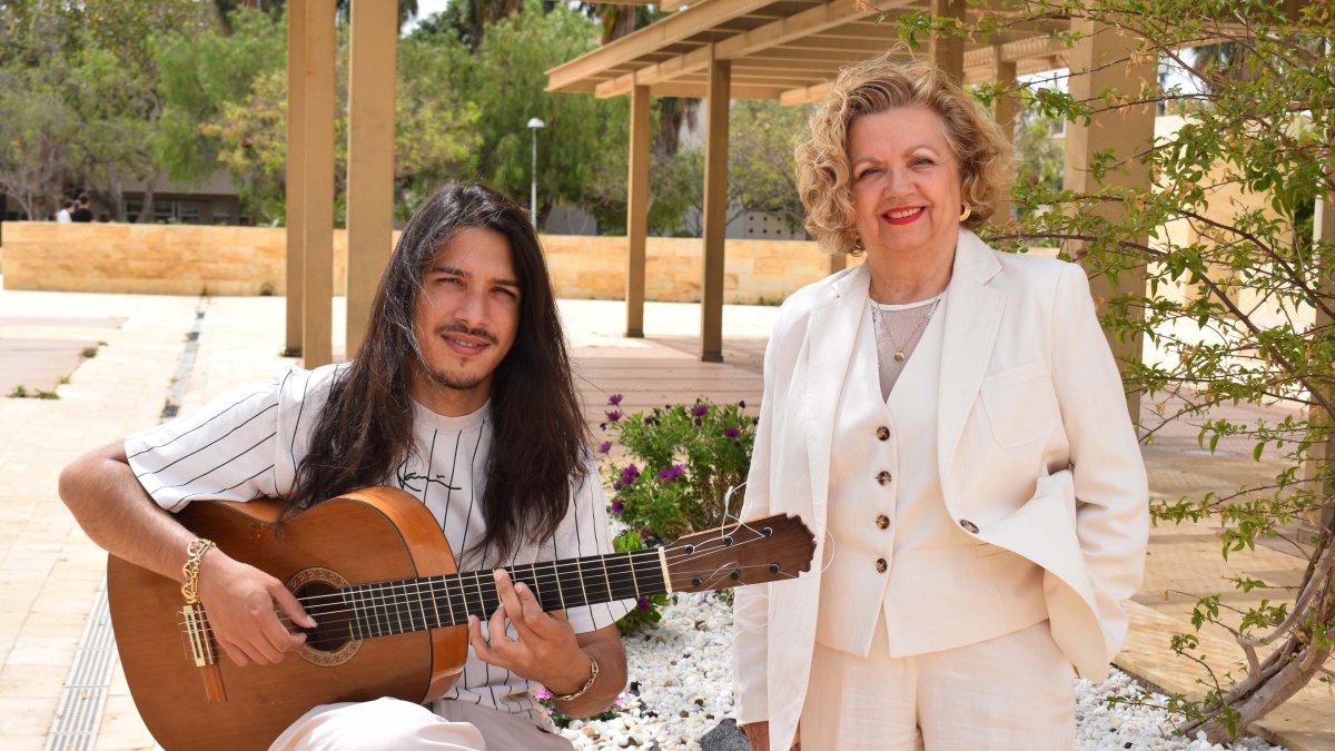Archivo - María del Carmen Hernández Porcel, directora del curso de verano ‘Sonanta’, y José del Tomate, ponente del mismo, junto a su padre, José Fernández Torres ‘Tomatito’