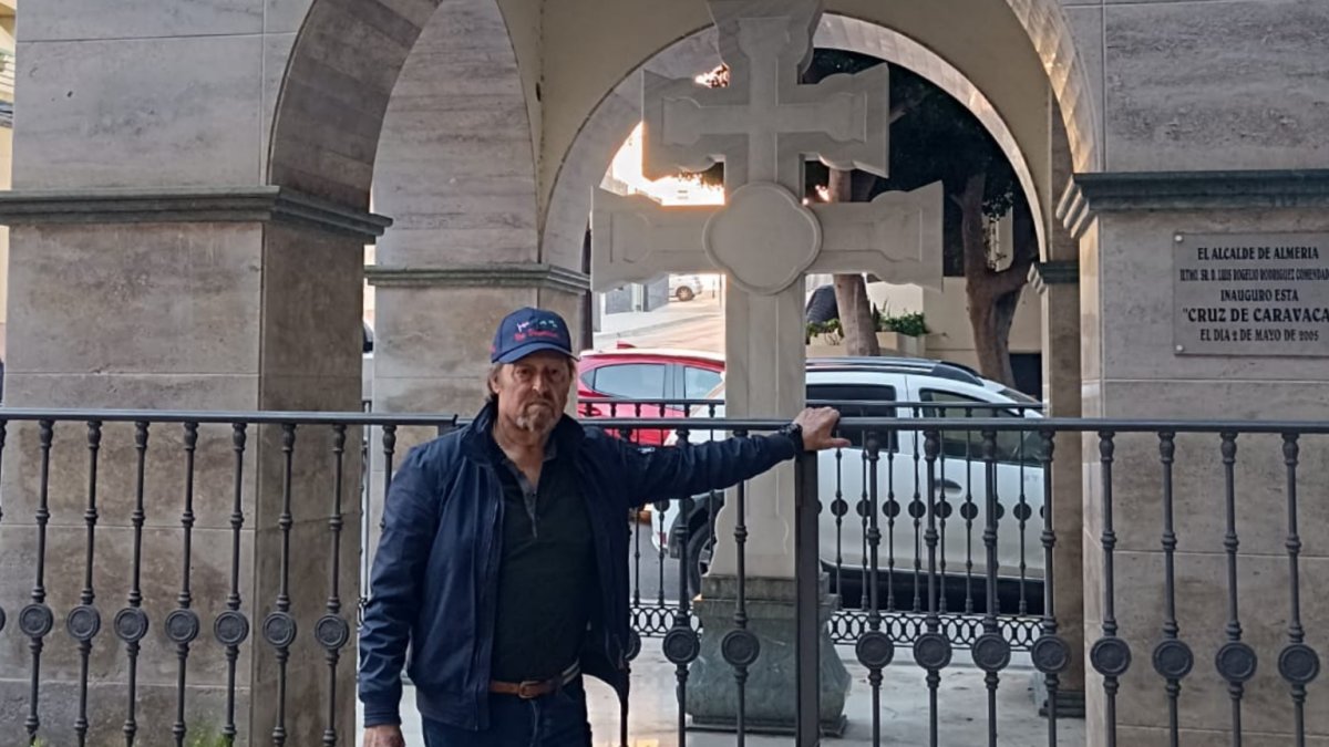 Rafael Ceballos posa junto a la Cruz de Caravaca, un monumento que siempre llevará en su corazón.