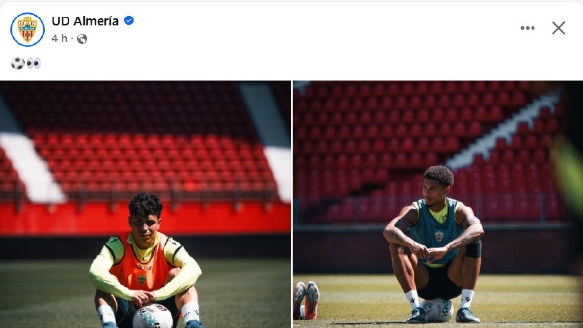 Dos de las estrellas del Almería aparecen sentados en una pose relajada.