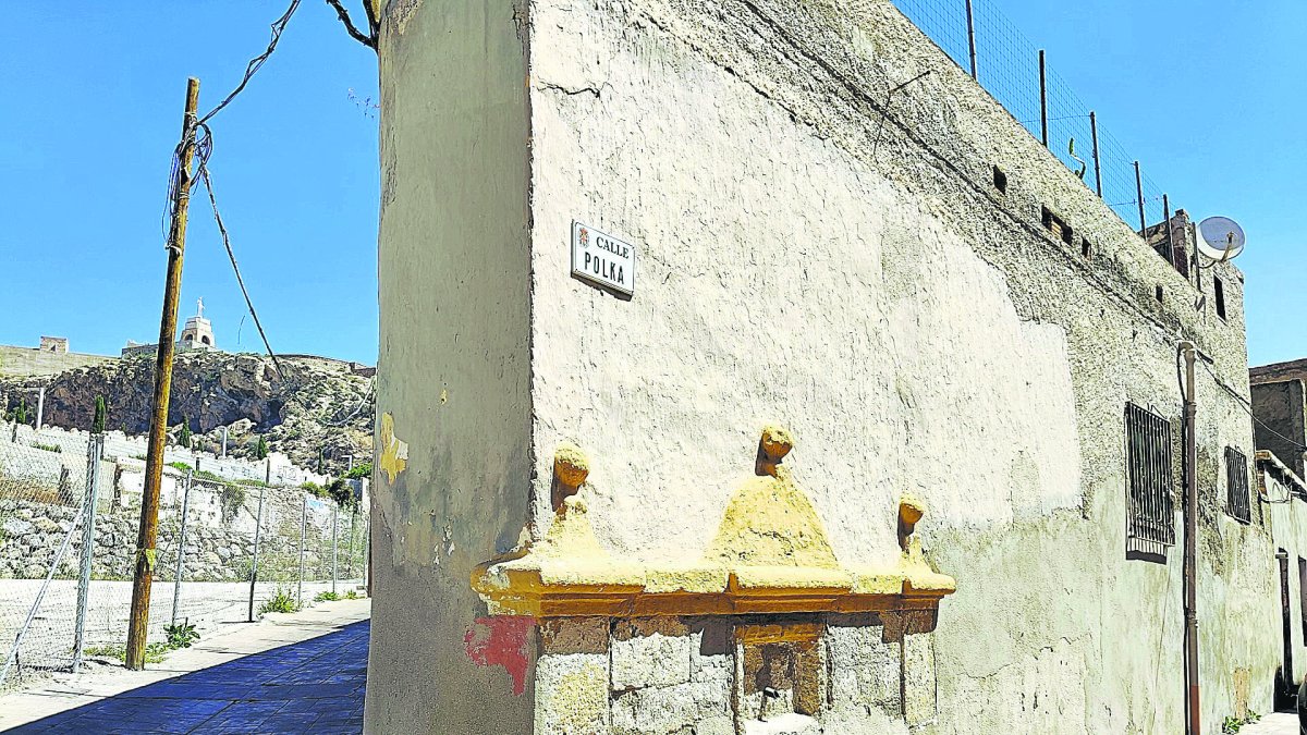 La fuente de la Polka se ha hecho más visible tras el derribo de las casas de la calle Hércules