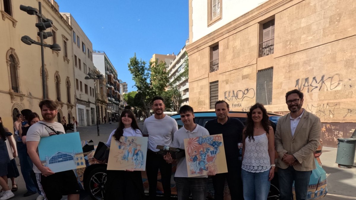 Los participantes de esta bonita iniciativa posando delante del BMW seleccionado