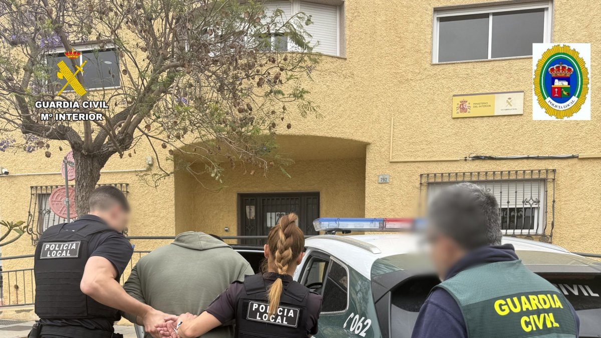 Imagen de un agente de la Guardia Civil en Vícar (Almería).