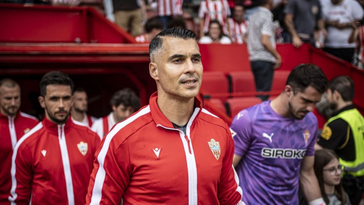 La salida de los futbolistas en la previa del Sporting-Almería.