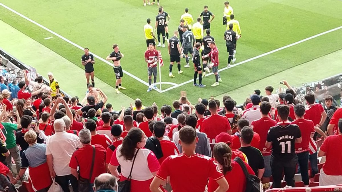 Los jugadores del Almería se acercaron a la grada visitante del Molinón.