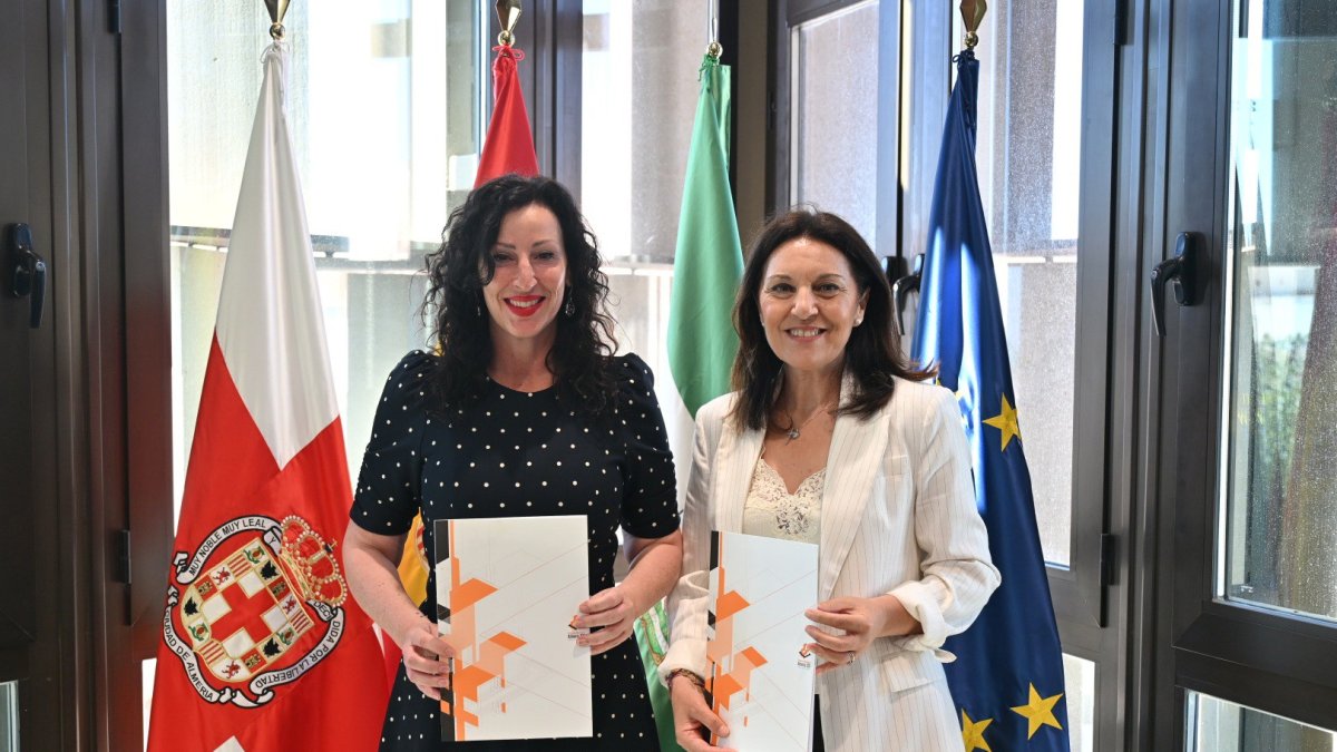 La alcaldesa de Almería, María del Mar Vázquez, y la presidenta de la AECC en Almería, Magdalena Cantero, tras la firma del acuerdo para la nueva sede de la asociación.