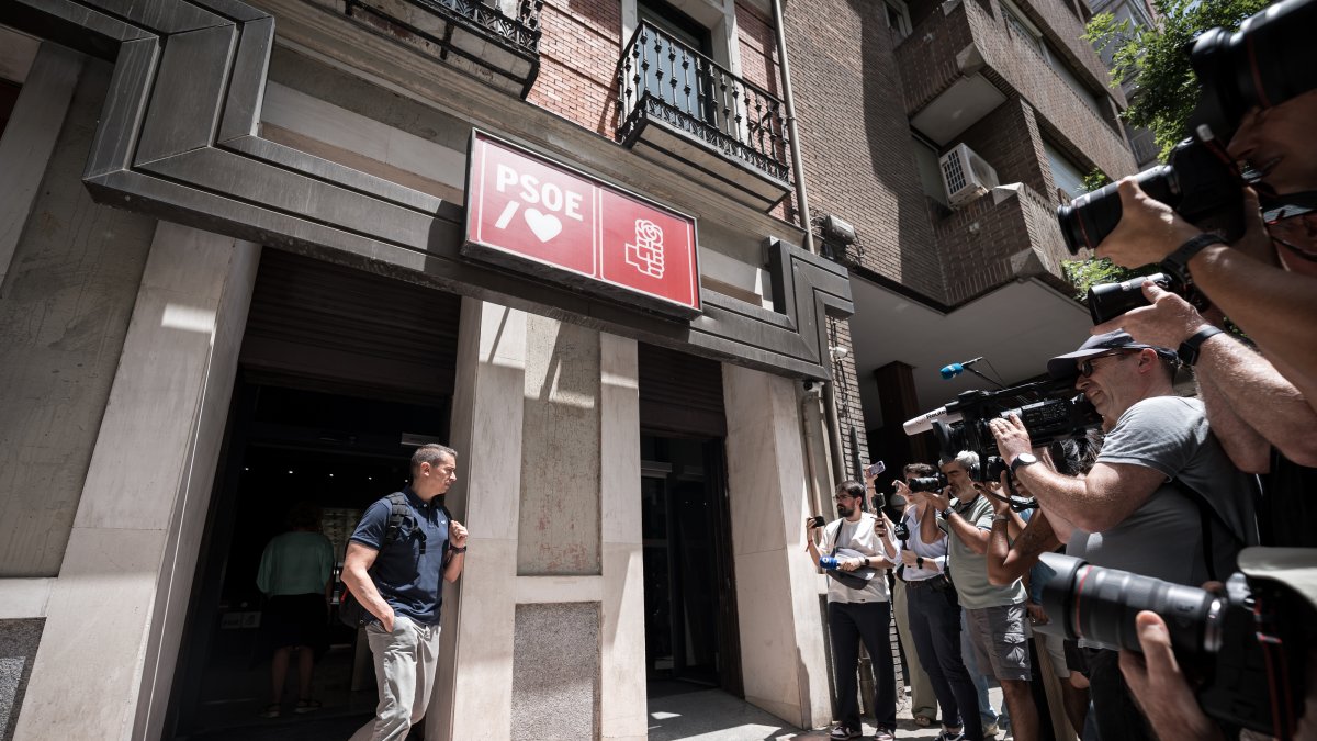 Un agente de la UCO sale de la sede del PSOE de la calle Ferraz, en una imagen de archivo.