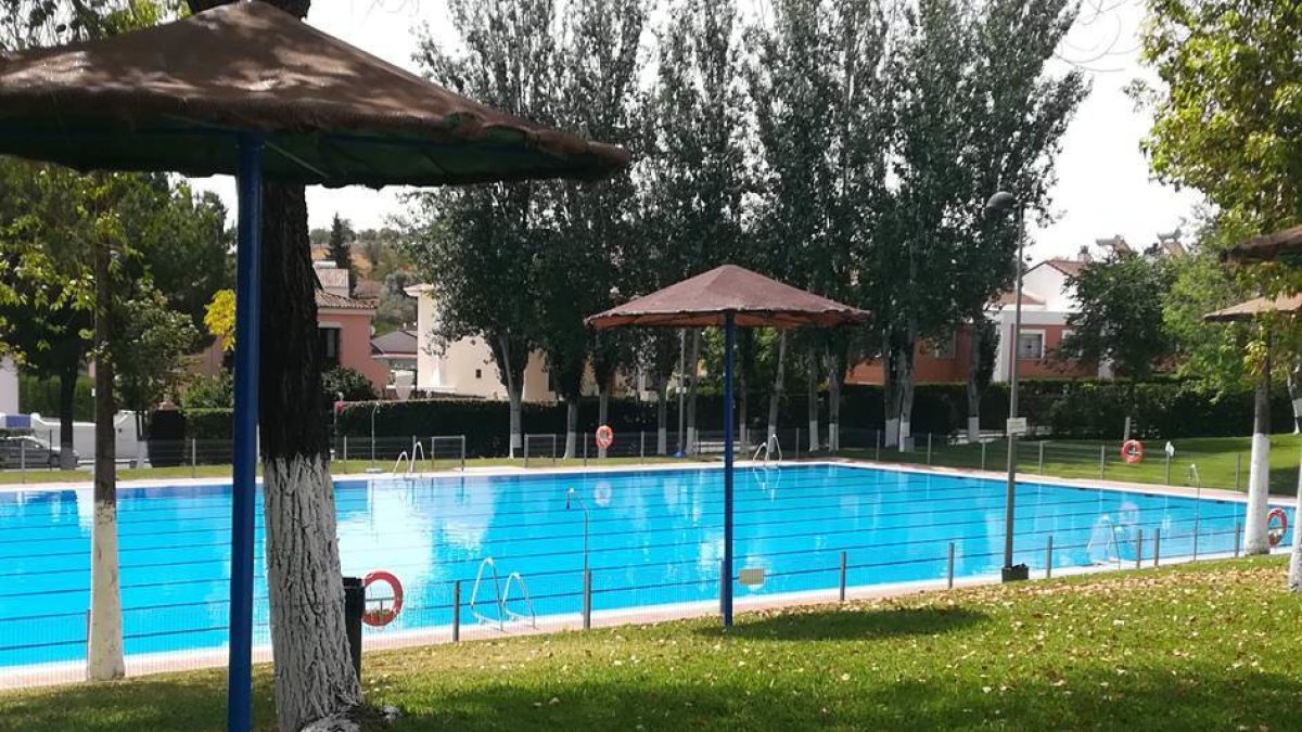 Archivo - Piscina comunitaria