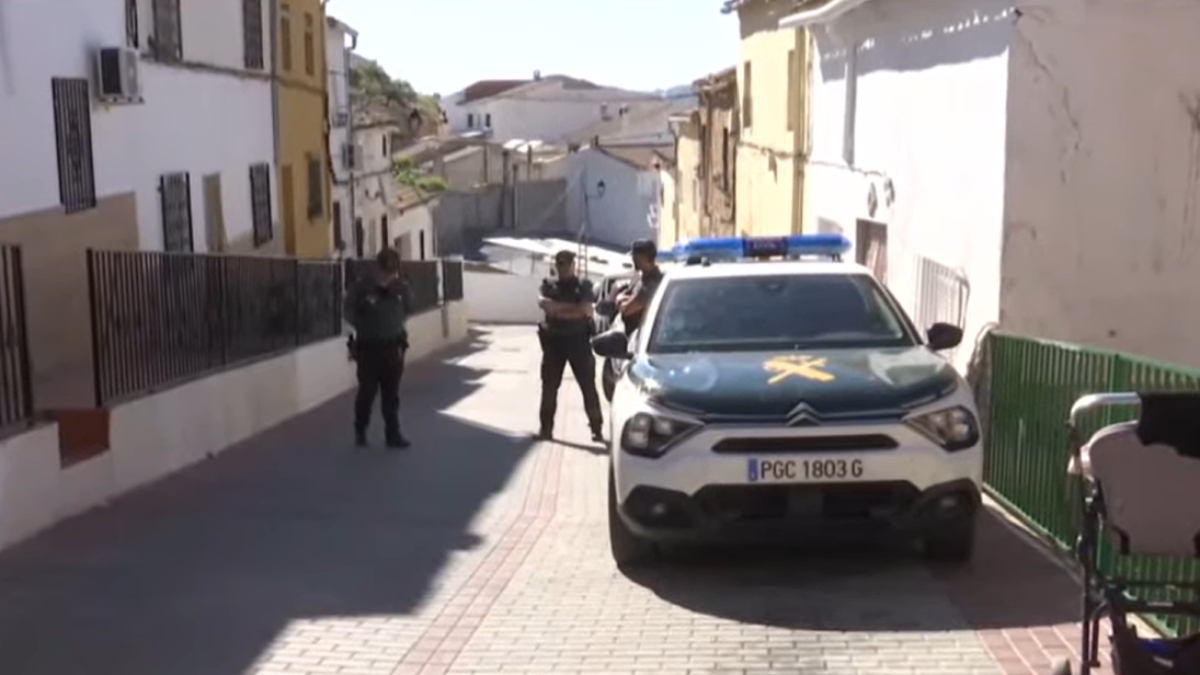 La Guardia Civil, en la calle Rocabril de Huelma, tras el tiroteo.