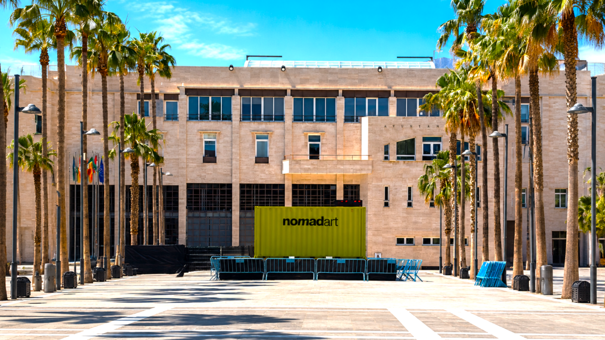El contenedor de NomadArt ya instalado en la Plaza Mayor de El Ejido.