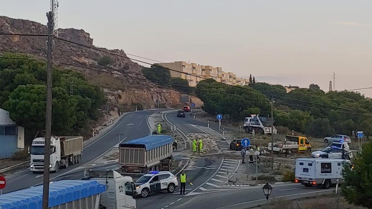 Imagen del cruce de La Simona, en Garrucha, durante un accidente.