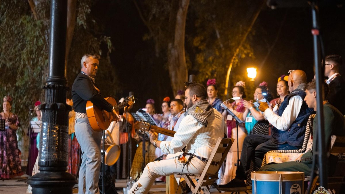 Imagen del coro de la Hermandad de Nuestra Señora del Rocío de Garrucha durante su actuación en el rosario del Rocío.