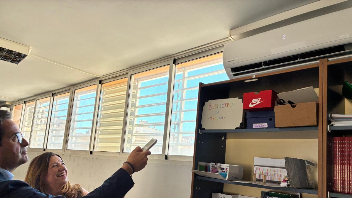 María del Carmen Castillo, consejera de Desarrollo Educativo y FP en funciones, durante su visita al IES Santo Domingo de El Ejido, junto al alcalde, Francisco Góngora.