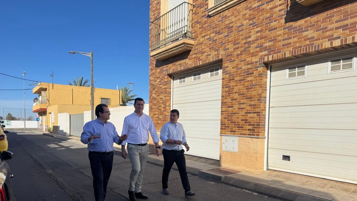 El diputado provincial de Fomento, Antonio Jesús Rodríguez, y el alcalde de Níjar, José Francisco Garrido, visitan el barrio Piqueras de Níjar (Almería).