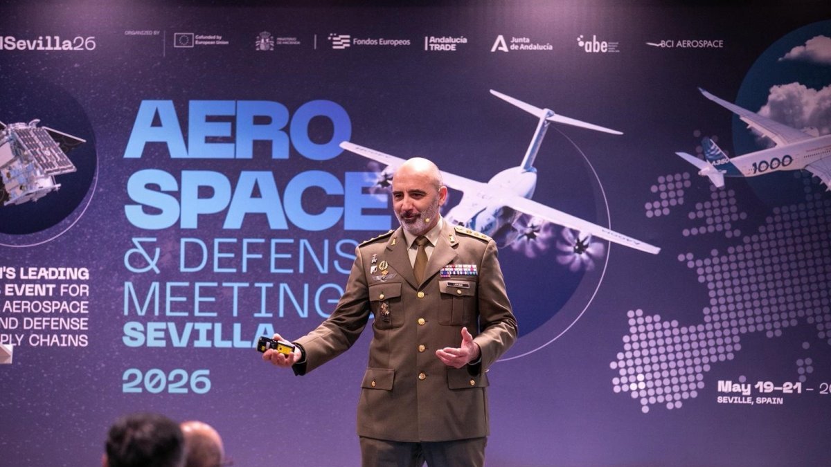 El subdelegado de Defensa en Almería, José Manuel Lupiani, durante su intervención en ADM Sevilla 2026.