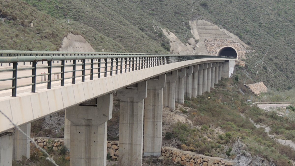 El puente y los túneles del AVE en Sorbas poco antes de que se iniciaran los trabajos de destapiado.