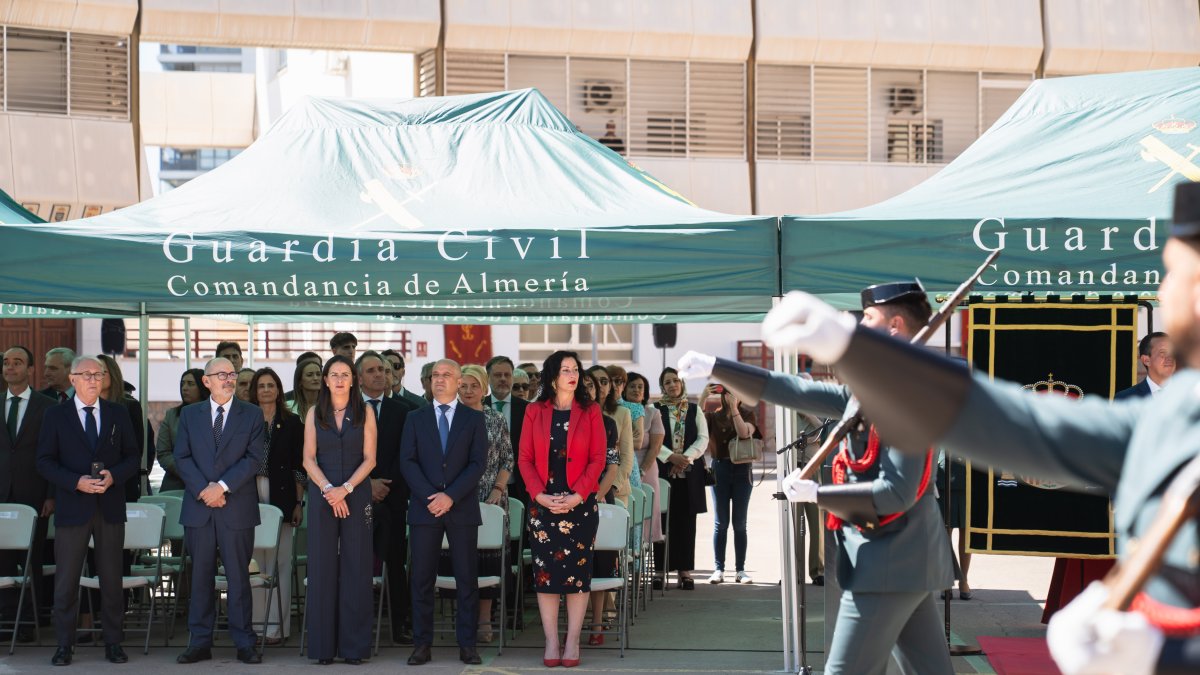 Los guardias civiles de Almería desfilan frente a las autoridades y familias el día de su 182 aniversario.