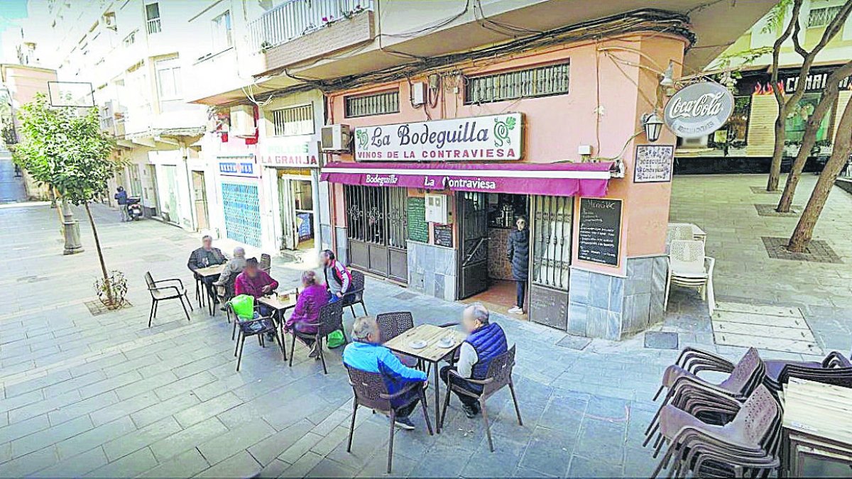 La tradicional terraza de La Bodeguilla en la calle Trajano.