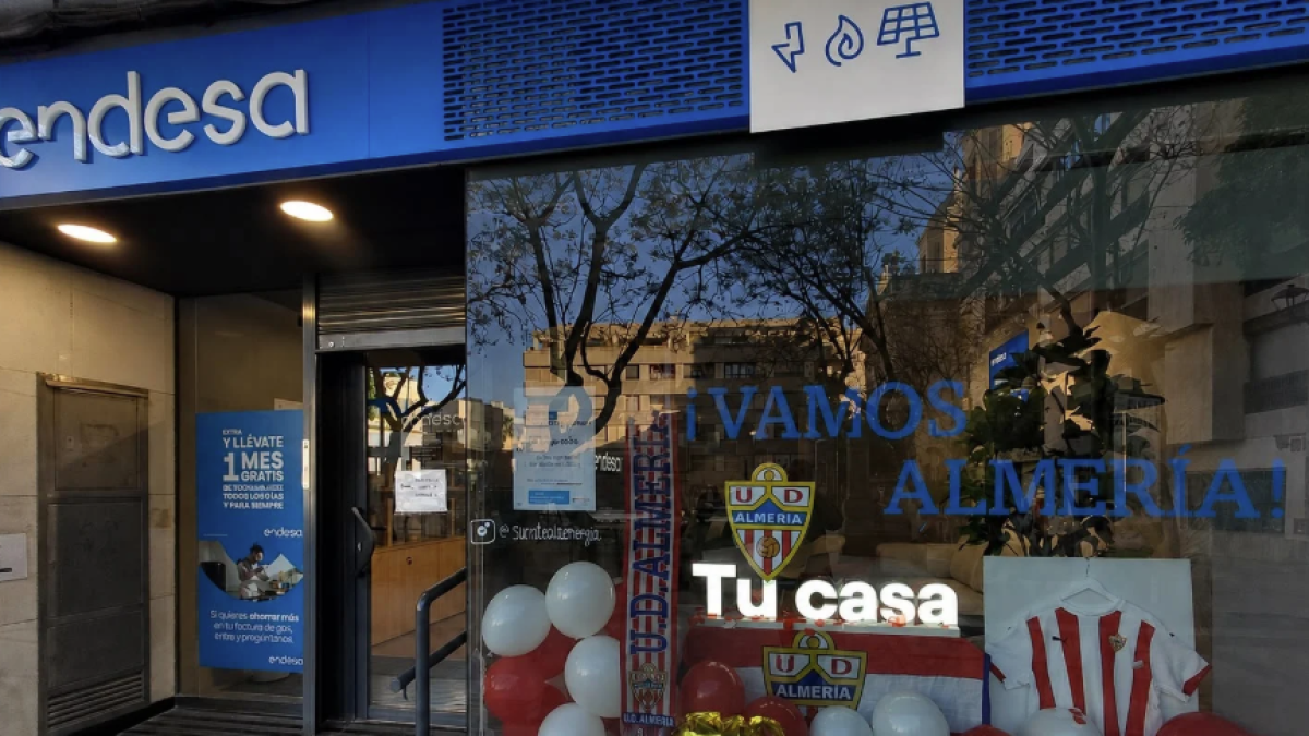 Así luce la tienda de la Plaza de San Pedro esperando aficionados.