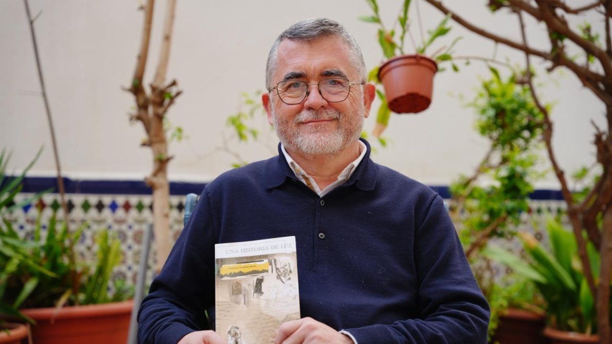 Francisco Cañabate posa con su novela con portada diseñada por su hija Virginia.