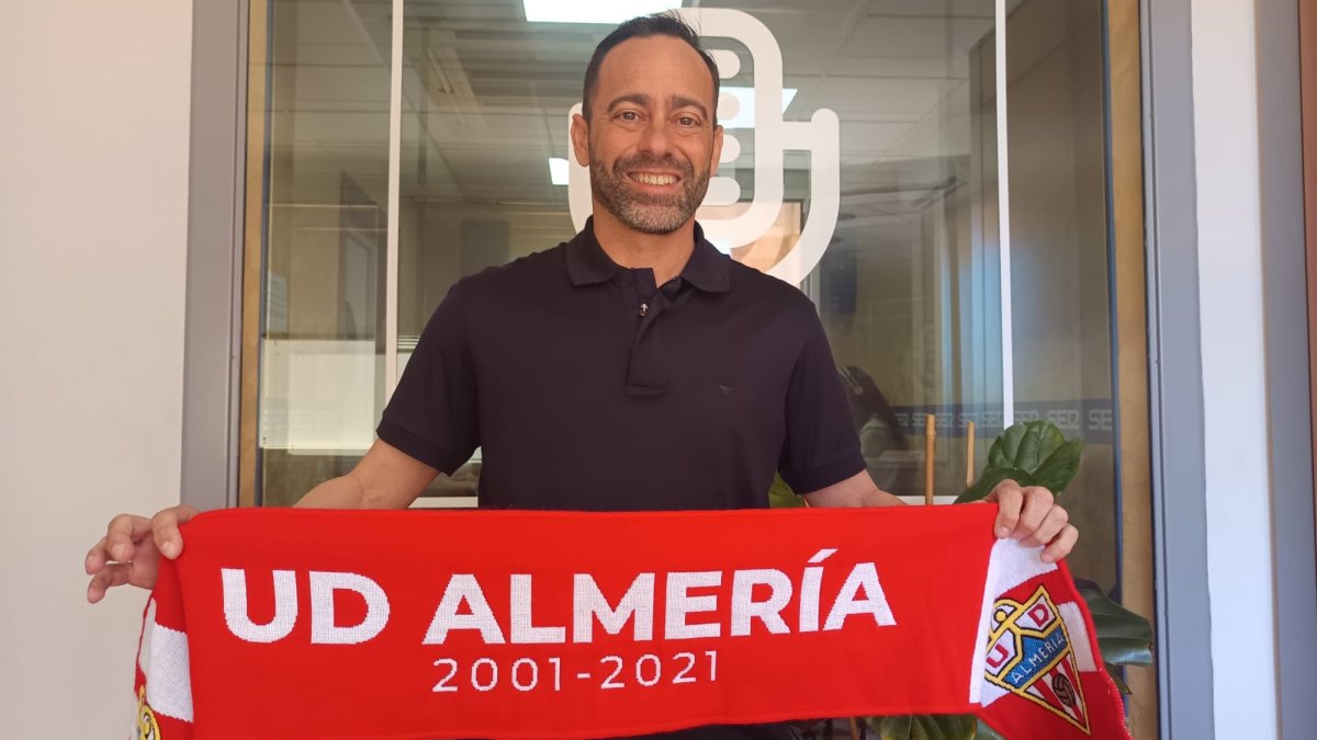 Con la bufanda del Almería mostrando su apoyo a la UDA.