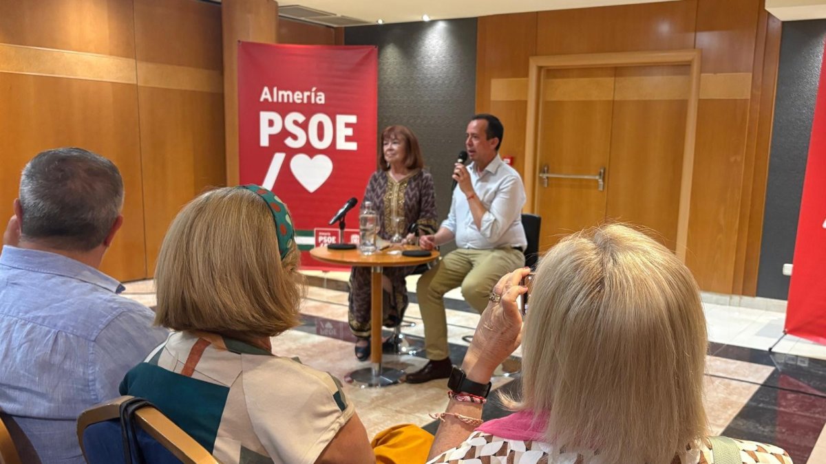 La presidenta del PSOE, Cristina Narbona, en un encuentro con militantes socialuistas en Almería.